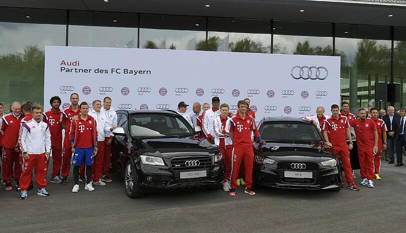 Die Bayern-Stars mit ihren neuen Dienstwagen.