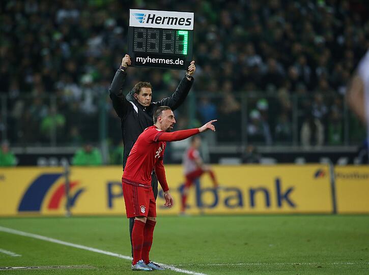 5.Dezember - die Rückkehr: Nach fast neun Monaten Pause kehrt Franck Ribéry in Gladbach in der 75. Minute auf das Spielfeld zurück. Die 3:1-Niederlage kann der Franzose nicht mehr verhindern, erzielt aber sechs Minuten nach seiner Einwechslung ein Tor. Damit feiert der 32-Jährige eine unglaubliche Rückkehr, die erst in den letzten Spielen des Jahres erwartet worden war.