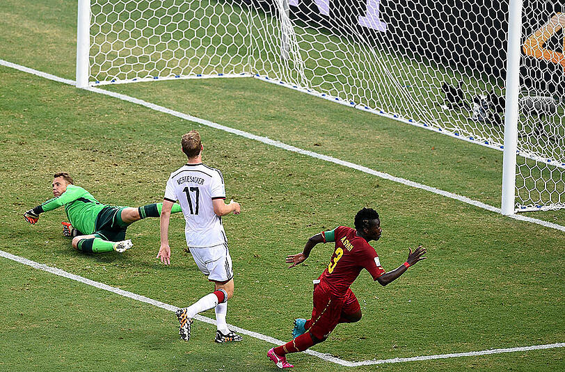 Erst wacklig, dann Weltmeister: Das DFB-Team müht sich im zweiten Spiel der WM 2014 zu einem 2:2 gegen Ghana um Asamoah Gyan (r.).