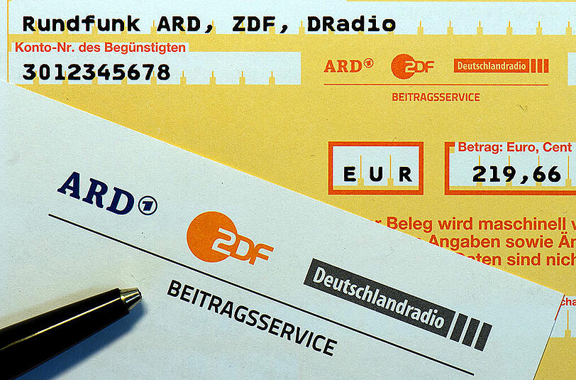 Streit um den Rundfunkbeitrag: Mehr als 500 Millionen Euro auf dem Konto, aber der Beitragssatz bleibt wohl gleich.