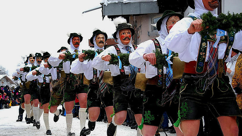 Mittenwald: Die Schellenrührer, auch "Maschkera" genannt, ziehen am "Unsinnigen Donnerstag" verkleidet durch den Ort.