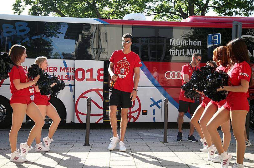 Meisterfeier der Basketballer des FC Bayern mit dem gesamten Team am Nockherberg.