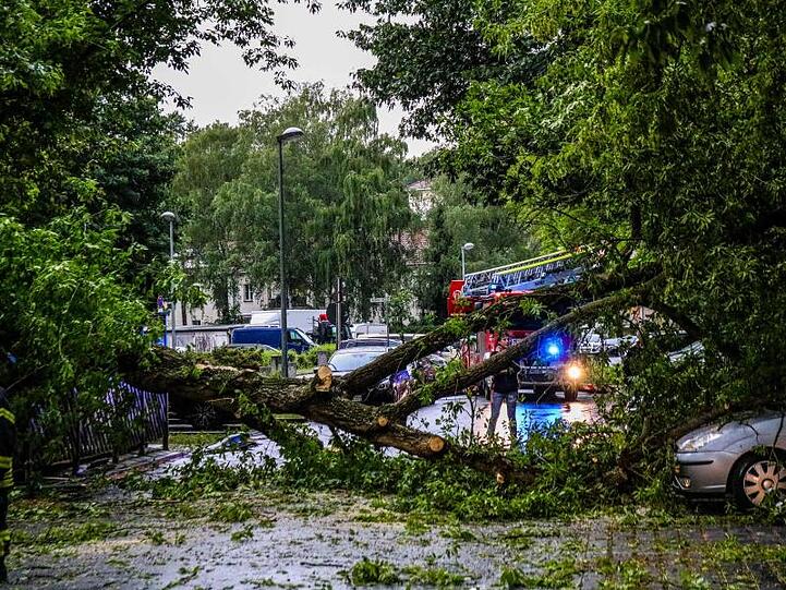 Die heftigen Gewitter mit Starkregen und Überflutungen hinterlassen ihre Spuren.
