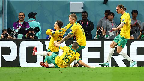 Die australischen Spieler bejubeln den Treffer von Craig Goodwin (l) zum 1:0.