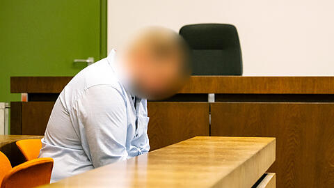 Der 38-jährige Angeklagte soll sich auf der Dating-App Tinder als reicher Unternehmer ausgegeben und zwei Frauen, die sich in einer Liebesbeziehung mit ihm wähnten, um viel Geld gebracht haben.