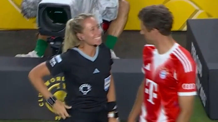 Die Vierte Offizielle, Tori Penso, schenkt Thomas Müller bei dessen Einwechslung ein strahlendes Lächeln.