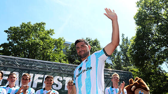Kevin Volland bei der Vorstellung auf der Bühne.