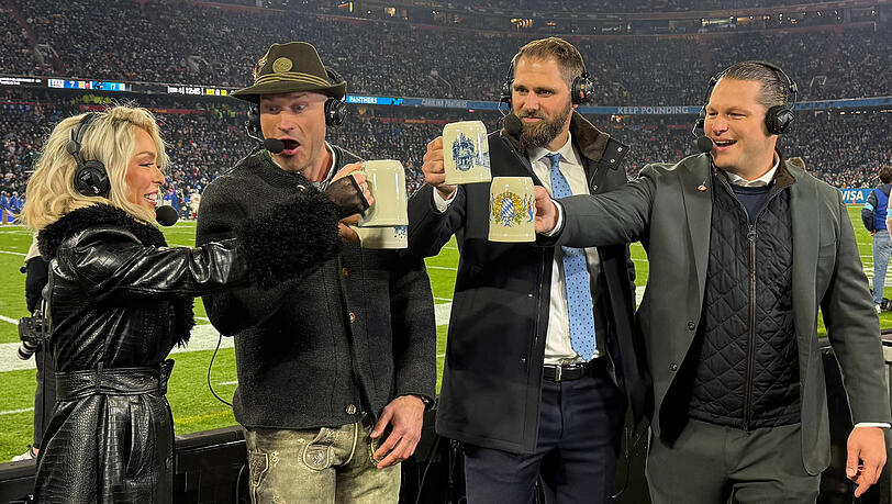 Die deutschen Ex-NFL-Spieler Markus Kuhn und Sebastian Vollmer mit US-Journalisten beim letzten Munich Game. Die deutschen Ex-NFL-Spieler Markus Kuhn und Sebastian Vollmer mit US-Journalisten beim letzten Munich Game.