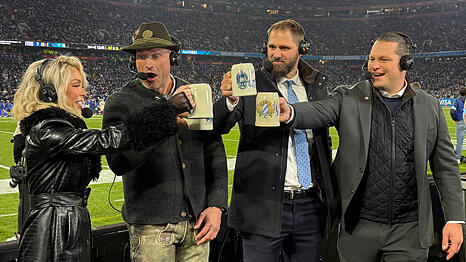 Die deutschen Ex-NFL-Spieler Markus Kuhn und Sebastian Vollmer mit US-Journalisten beim letzten Munich Game.