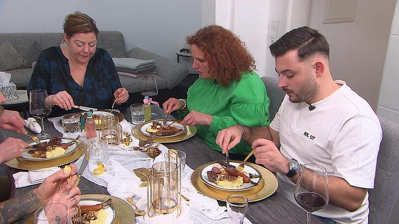 "Ich bekomme Gänsehaut": Yvonne (Mitte) feiert Joshuas Hauptgericht. "Ich bekomme Gänsehaut": Yvonne (Mitte) feiert Joshuas Hauptgericht.