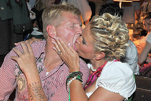 Kaum sind die beiden wieder alleine am Tisch, knutschen Stefan Effenberg und seine Frau Claudia wie wild.