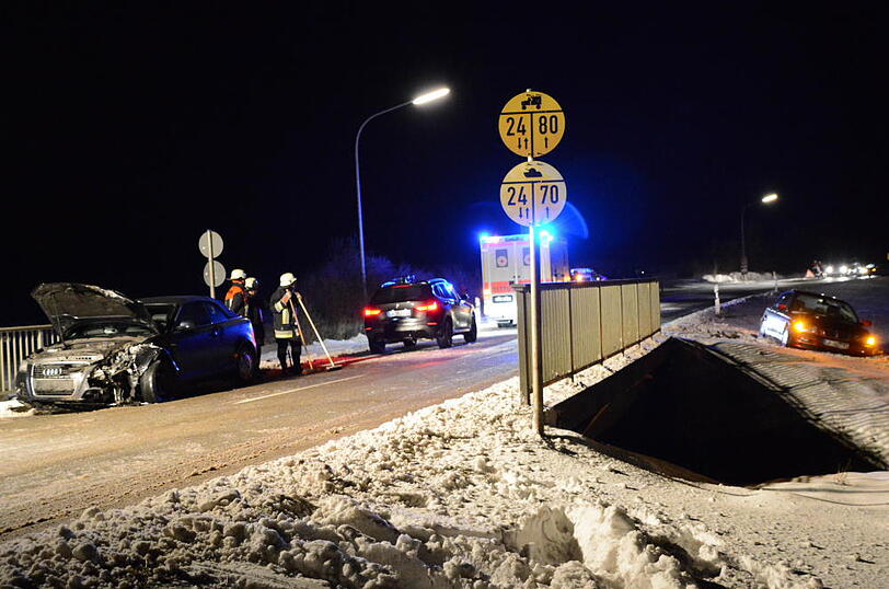Der Fahrer eines Audis krachte in einen querstehenden BMW. Der wurde in einen angrenzenden Straßengraben geschleudert.