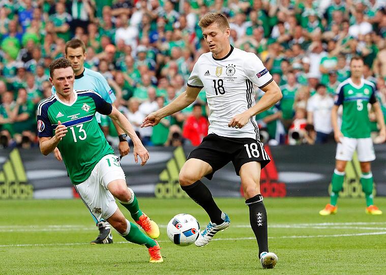 Toni Kroos Note 4: Versuchte, mit schlauen Pässen die Lücke in der Abwehr der Nordiren zu  
finden, doch der Riegel war zu engmaschig, und der Real-Profi hatte nicht die zündenden Ideen.