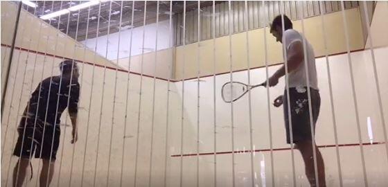 Vize-Kapitän Jan Mauersberger hat (kurzzeitig) die Sportart gewechselt: Er postete ein Video von sich und einem Kumpel beim Squash spielen - traditionell zu Weihnachten, wie Mauersberger schreibt.