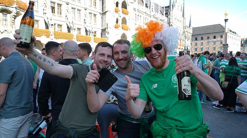 Auf dem Marienplatz feiern bereits die Celtic-Fans.