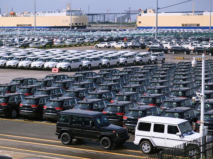 Neuwagen der Automarken Mercedes und Jeep, die zum Fiat-Chrysler-Konzern gehört, sind auf einem Parkplatz am Hafen von Guangzhou geparkt. China senkt Strafzölle auf US-Autoimporte auf 15 Prozent.