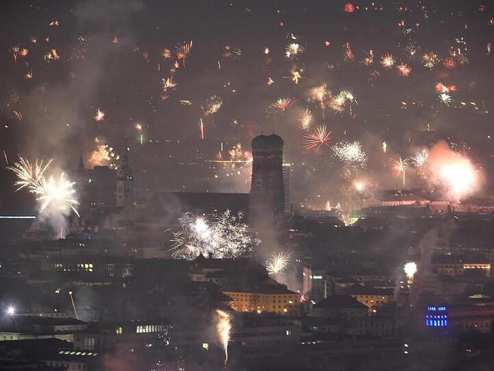 Feuerwerksraketen über der Landeshauptstadt rund um die Frauenkirche in der Silvesternacht. Foto: Felix Hörhager/dpa