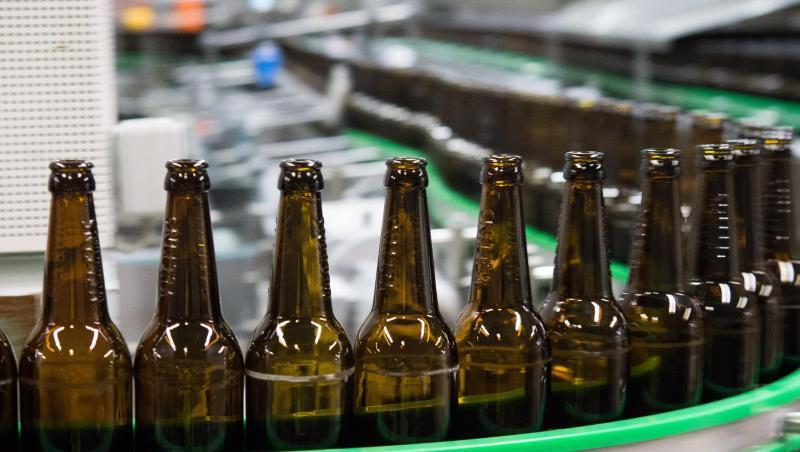 Gewaschene Bierflaschen laufen durch die Produktion einer Brauerei. Gewaschene Bierflaschen laufen durch die Produktion einer Brauerei.