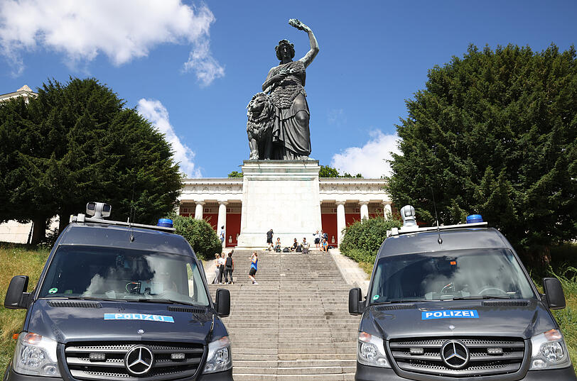 Polizeibusse vor der Bavaria.