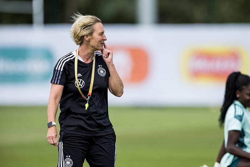 Von der Einzelgängerin zur Teamplayerin: Martina Voss-Tecklenburg hat in der Vorbereitung auf die EM 2022 gelernt, die Arbeit im Team zu teilen und ihm Freiheiten zu geben. Bisher geht der Plan auf.