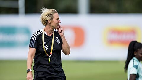 Von der Einzelgängerin zur Teamplayerin: Martina Voss-Tecklenburg hat in der Vorbereitung auf die EM 2022 gelernt, die Arbeit im Team zu teilen und ihm Freiheiten zu geben. Bisher geht der Plan auf.