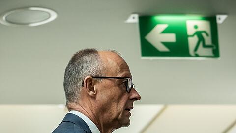 Der Kanzler steht schon seit Wochen unter Druck - und die Wahlergebnisse in Berlin und Mecklenburg-Vorpommern machen die Lage nicht einfacher.