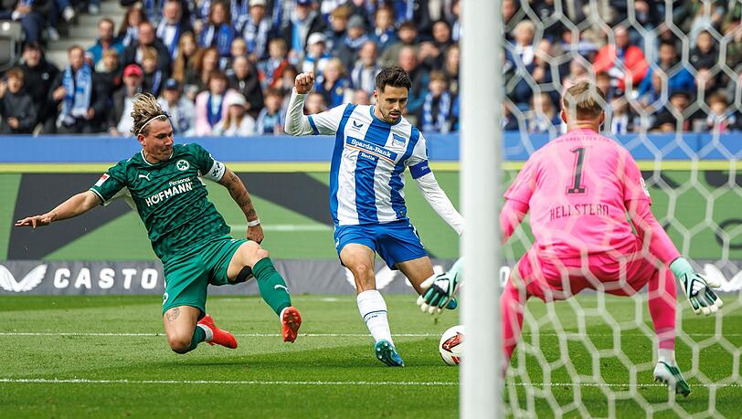 Hertha-Kapitän Josip Brekalo war auch am Siegtor der Berliner beteiligt. Hertha-Kapitän Josip Brekalo war auch am Siegtor der Berliner beteiligt.