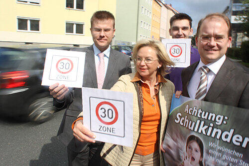 Kämpfen für Tempo 30: die CSU-Politiker Marcus König, Barbara Regitz, Sven Seeger und Sebastian Brehm (von links).