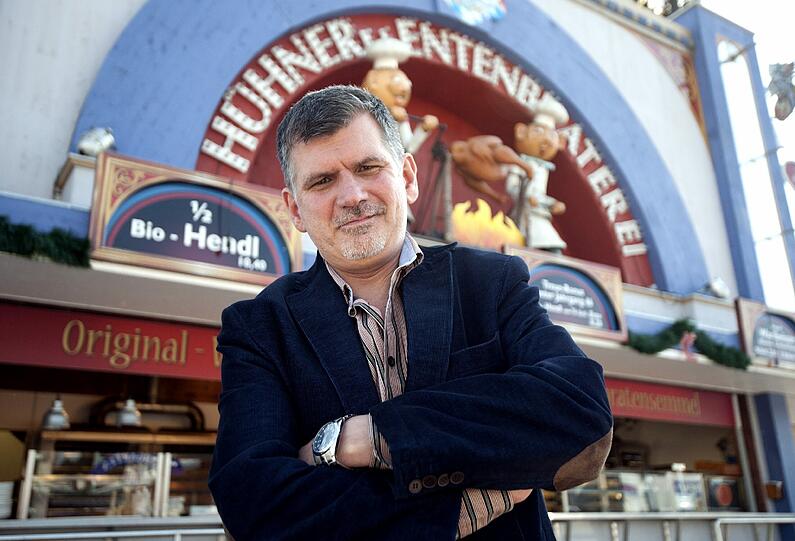 Ungewöhnliche Protestform: Künstler Tommy Schmidt vor der Hendlbraterei. Ab Sonntag lässt er ein Huhn für die Zeit des Oktoberfests in einer Pension neben der Wiesn logieren. Mehr als eine halbe Million Brathendl wurden 2010 auf der Wiesn verzehrt.
