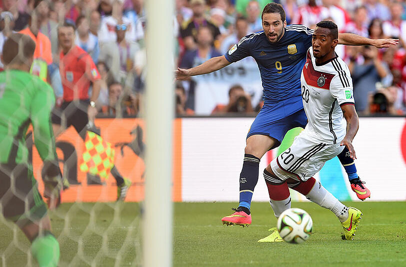 Jerome Boateng: Weltmeister! Note 1.  Starkes Spiel! Ohne Schnörkel. Klärte nach Messi-Solo (40.) super. Einmal verladen, da verzog Argentiniens Superstar (47.)