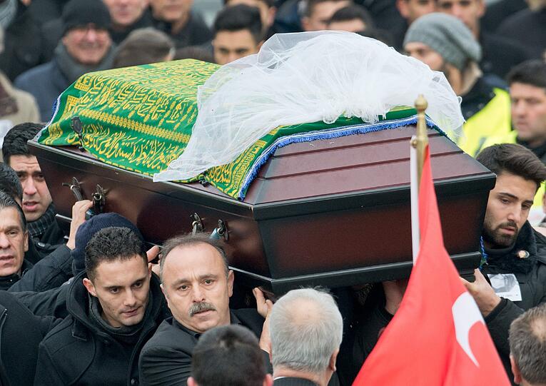 Trauerfeier und Beerdigung für Tugce: Hunderte Menschen nehmen Abschied.
