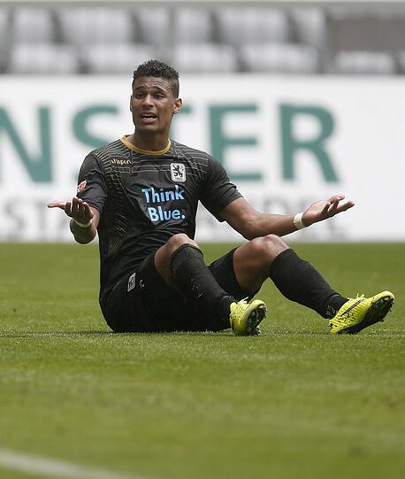 RUBIN OKOTIE - Note 5: Startelf-Comeback nach zwei Monaten, spielte zur Überraschung aller durch. Die fehlende Fitness war ihm anzumerken. Konnte zwei gute Kopfballchancen nicht nutzen.