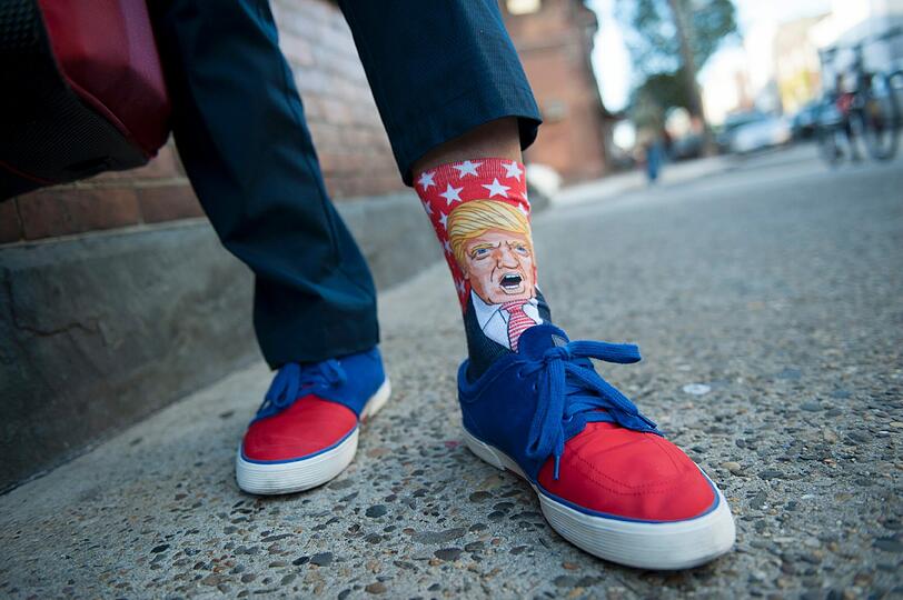 Dieser Wähler zeigt auf seinen Socken seine Sympathie mit Donald Trump.