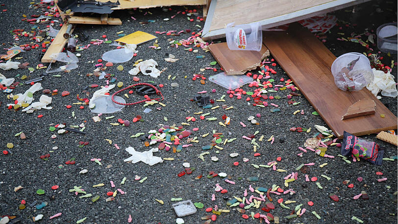 Rund 300 Kilo Gummibärchen und anderes Süßzeug landeten nach dem Unfall auf der Fahrbahn.