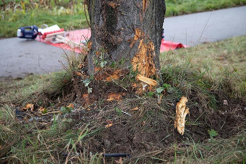Das Auto krachte mit der Beifahrerseite gegen einen Baum und wurde auf den Radweg zurückgeschleudert.