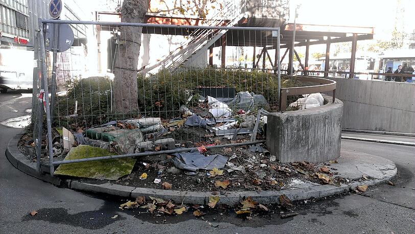 Eine wilde Müllkippe ist auch die Baustelle an der Tiefgaragenabfahrt. Für die Reinigung ist eigentlich die Stadt zuständig.