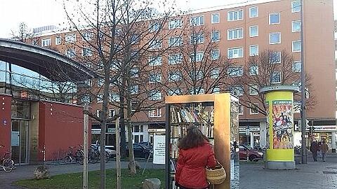 Der offene Bücherschrank vor dem Nordbad ist das ganze Jahr geöffnet.