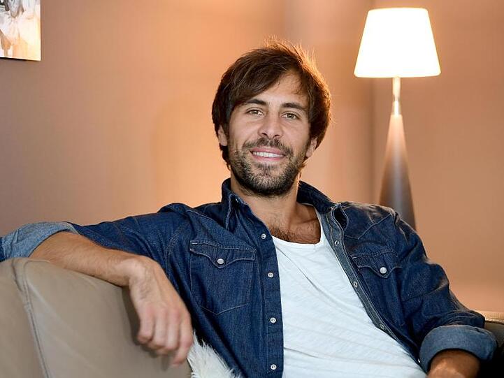Max Giesinger verbringt gerne die Weihnachtszeit mit Freunden und Familie. Das kann aber auch manchmal stressig werden, meint der Musiker.