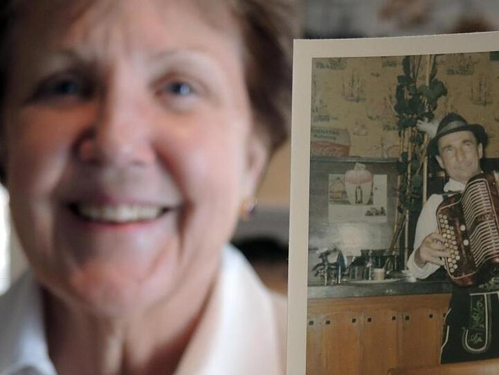Celeste Sweeney zeigt ein Foto von einem Musikanten, das nach ihrer Erinnerung 1965 im Hofbräuhaus aufgenommen wurde.
