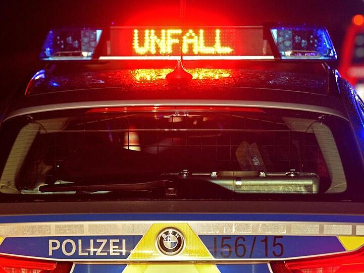 Der Schriftzug "Unfall" leuchtet auf einem Polizeistreifenwagen. Foto: Stefan Puchner/dpa/Archivbild