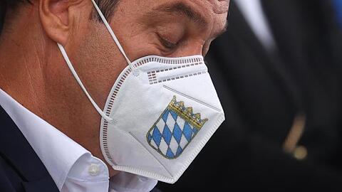 Markus Söder (CSU) sitzt beim Bezirksparteitag der CSU Oberbayern mit einer FFP2-Maske.