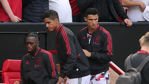 Cristiano Ronaldo (r) musste sich bei Manchester United erneut mit der Reservistenrolle zufrieden geben.