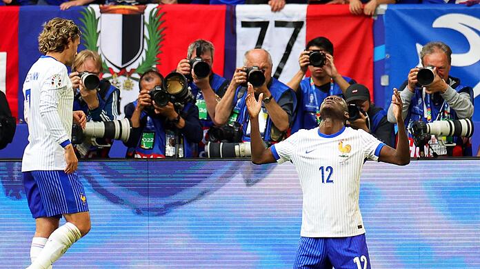 Die Franzosen um Randal Kolo Muani (r) und Antoine Griezmann erreichten das Viertelfinale.