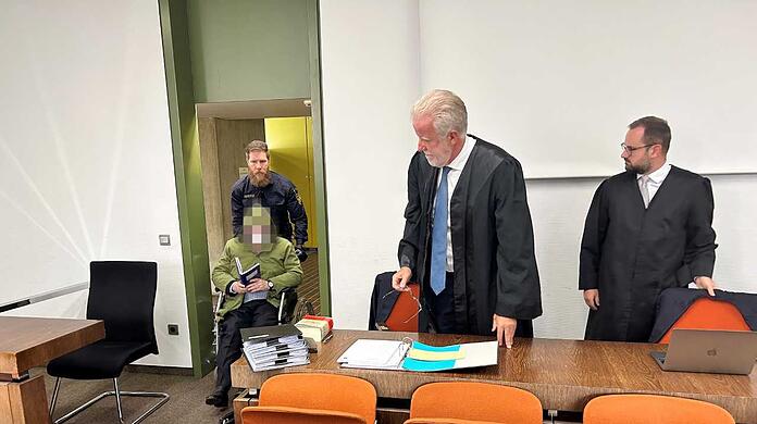 Der Angeklagte mit seinen Verteidigern Frank Eckstein und Jacob Böhringer (r.)