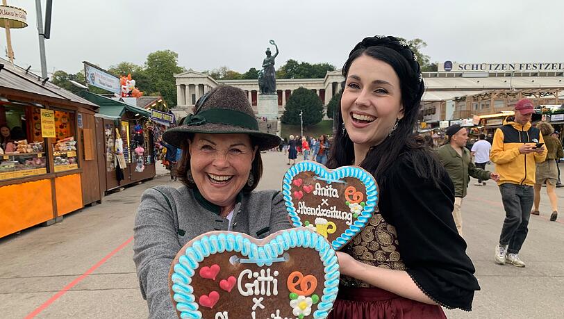 Gitti Walbrun (l.) und Anita Eichhorn haben Spaß mit ihren AZ-Wiesnherzerln unter der Bavaria. Kein Wunder, dass immer wieder Menschen auf sie aufmerksam werden. Für ein Selfie nehmen sich die beiden Schauspielerinnen gerne Zeit.