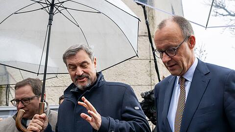 Im vergangenen Jahr kam CDU-Chef Merz noch als Kanzlerkandidat nach Seeon - nun darf er erstmals als Kanzler an der Klausur der CSU teilnehmen. (Archivbild)