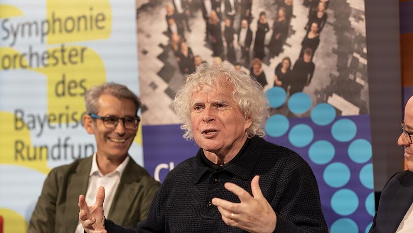Ein hoffender Optimist: Simon Rattle bei der Vorstellung der kommenden Saison seines Orchesters. Im Hintergrund BR-Kulturchef Bj&ouml;rn Wilhelm.