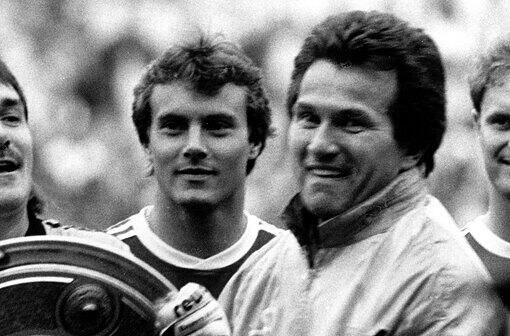 Jupp Heynckes läuft im Münchner Olympiastadion 1989 eine Ehrenrunde mit der eroberten Meisterschale.