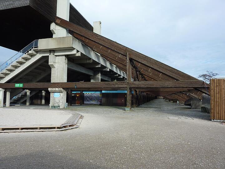 Die Rückseite der Tribüne. Die Holzkonstruktion trägt die Anlage nicht - das macht allein der Stahlbeton.
