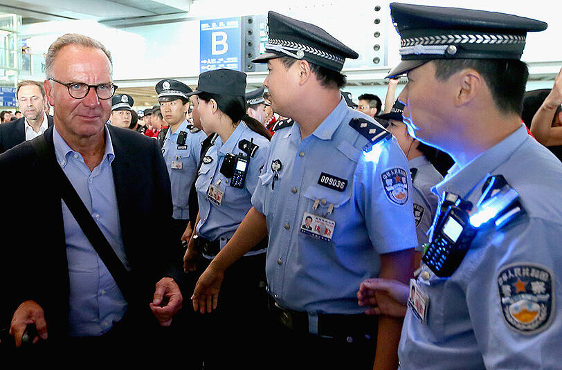 Bayern-Boss Karl-Heinz Rummenigge bei der Ankunft in Peking.
